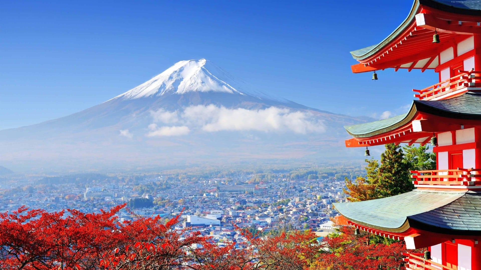 Il monte Fuji e la pagoda Chureito tra gli aceri d’autunno