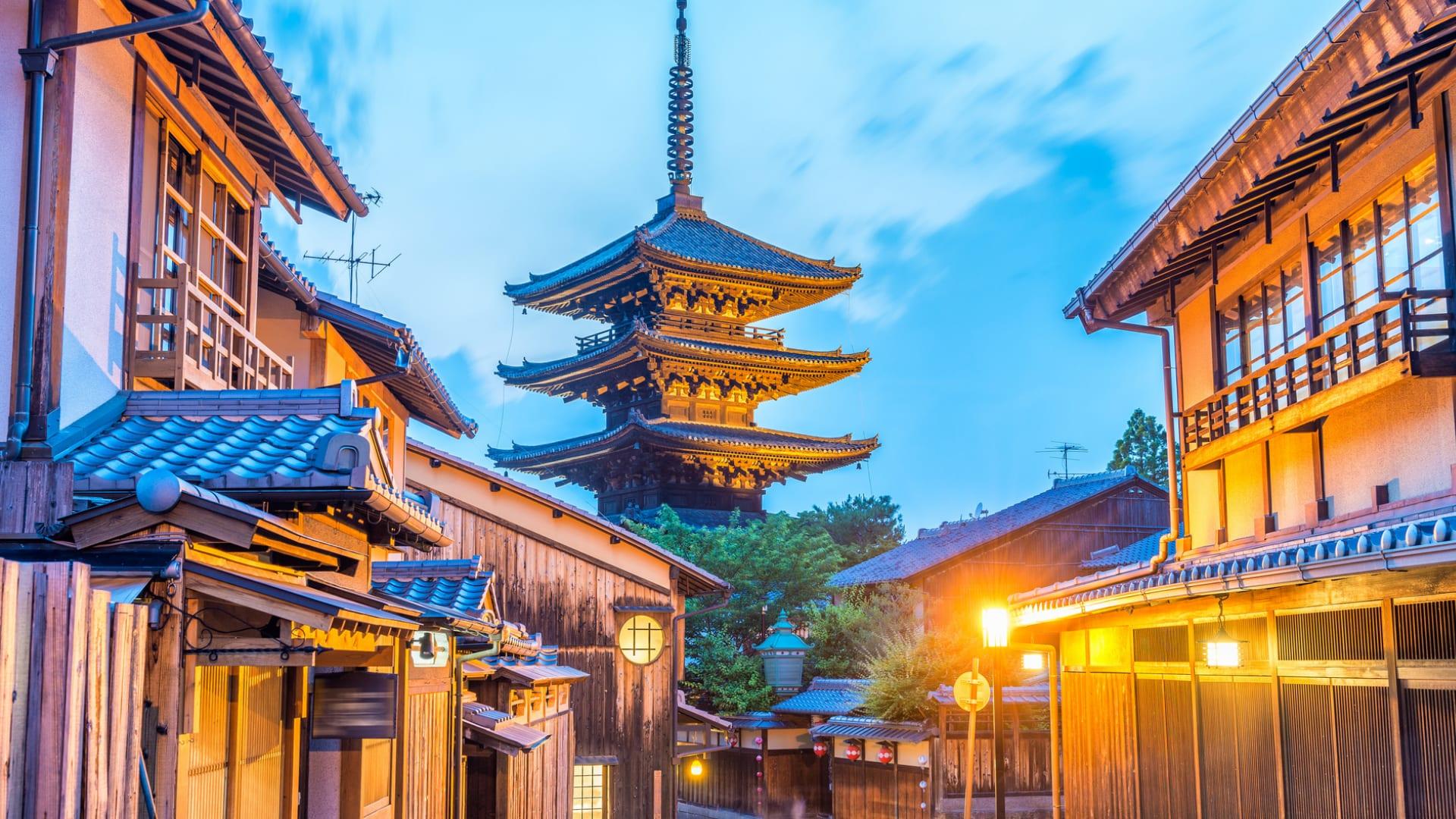 La pagoda Yasaka tra le case tradizionali di Kyoto, all’imbrunire