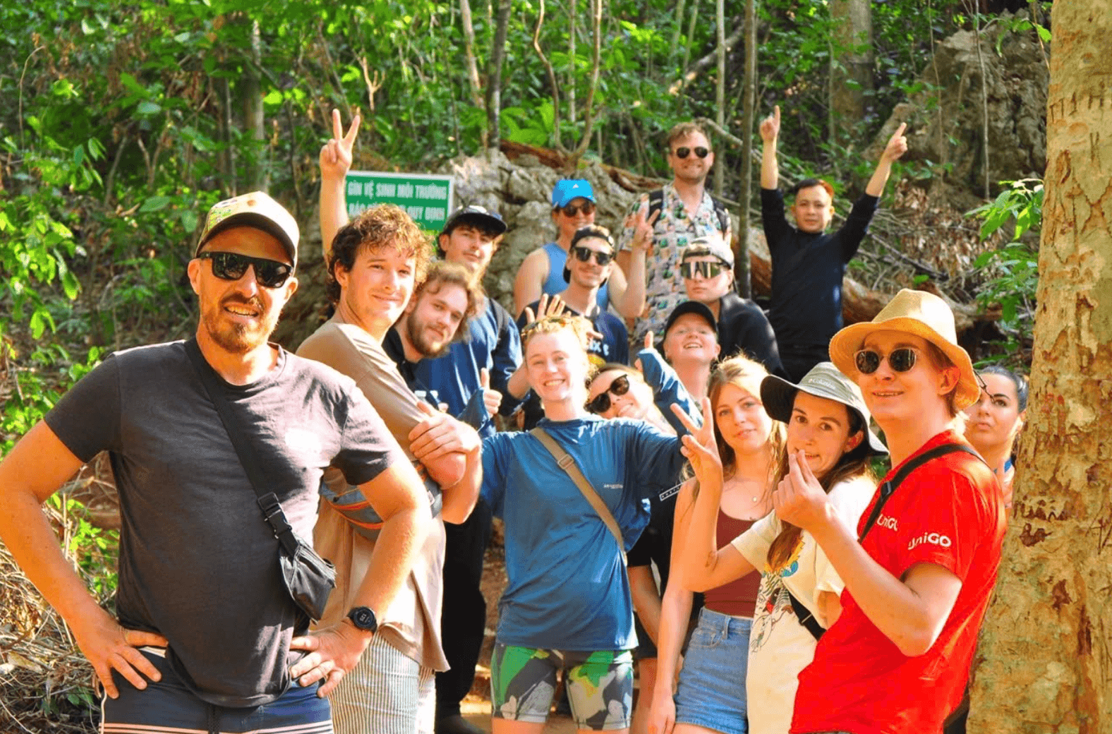 Gruppo di viaggiatori lungo un sentiero nella foresta