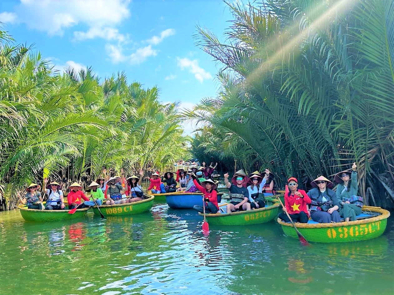 Gruppo a bordo delle barche-cesto tra le palme d'acqua