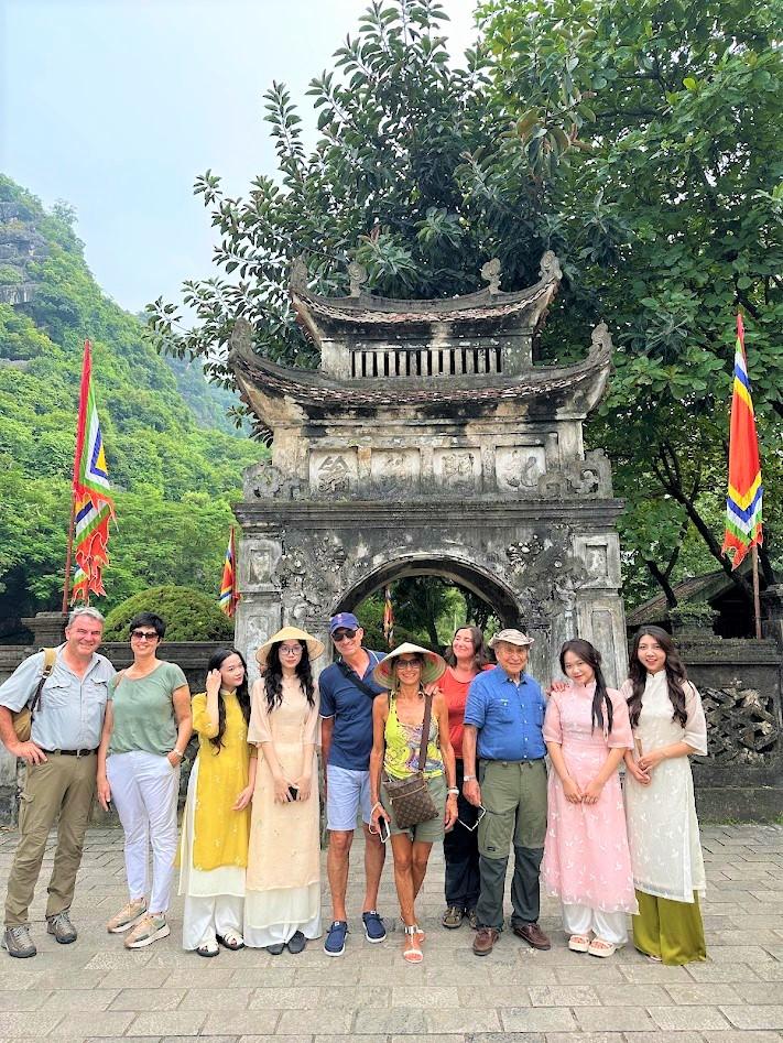 Gruppo davanti alla porta antica di Hoa Lu, a Ninh Binh