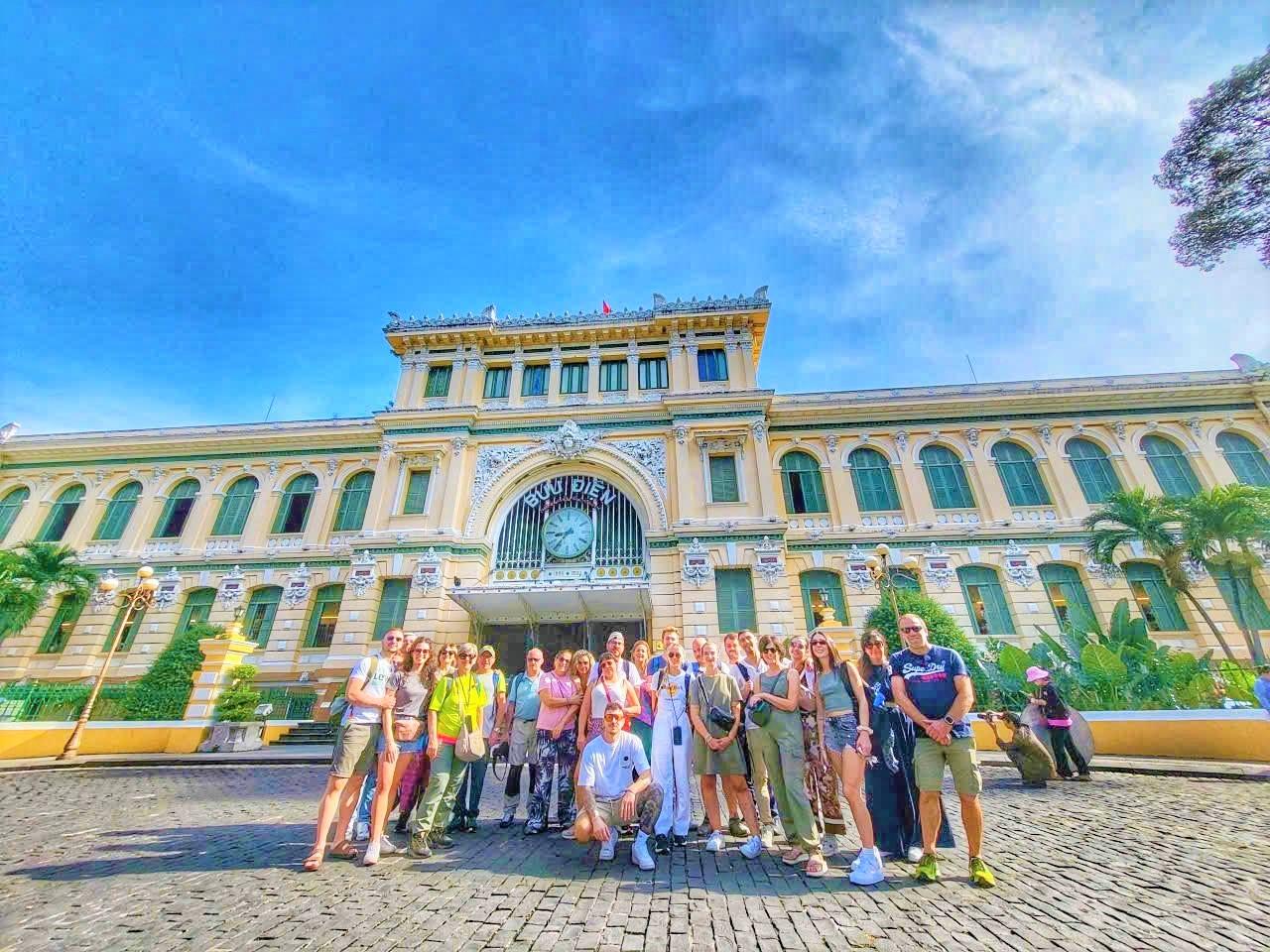 Gruppo davanti al Palazzo delle Poste Centrali di Saigon