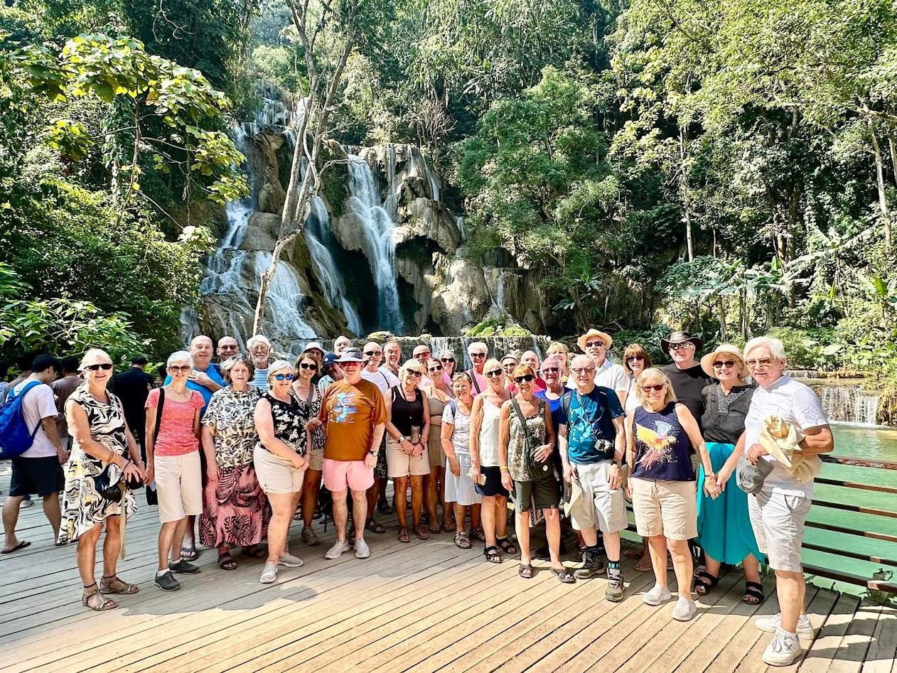 Grande gruppo sulla passerella davanti alle cascate di Kuang Si, in Laos