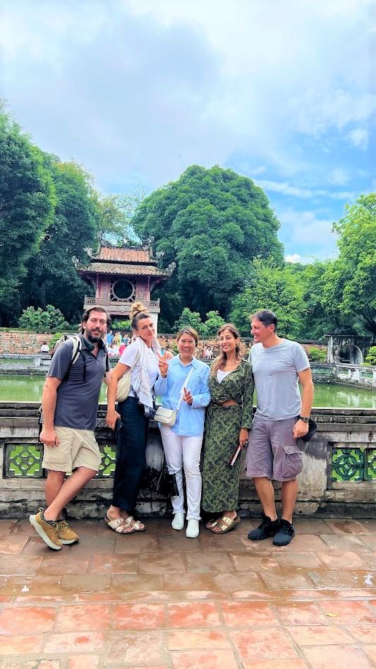 Gruppo davanti al padiglione rosso affacciato sullo stagno, ad Hanoi