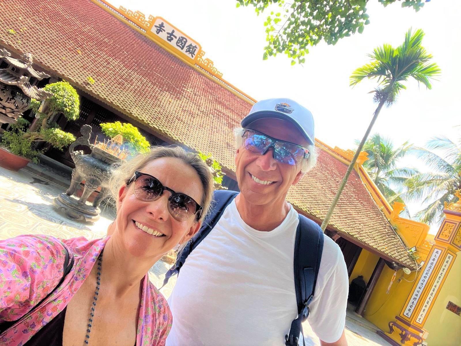 Selfie di una coppia nel cortile di una pagoda