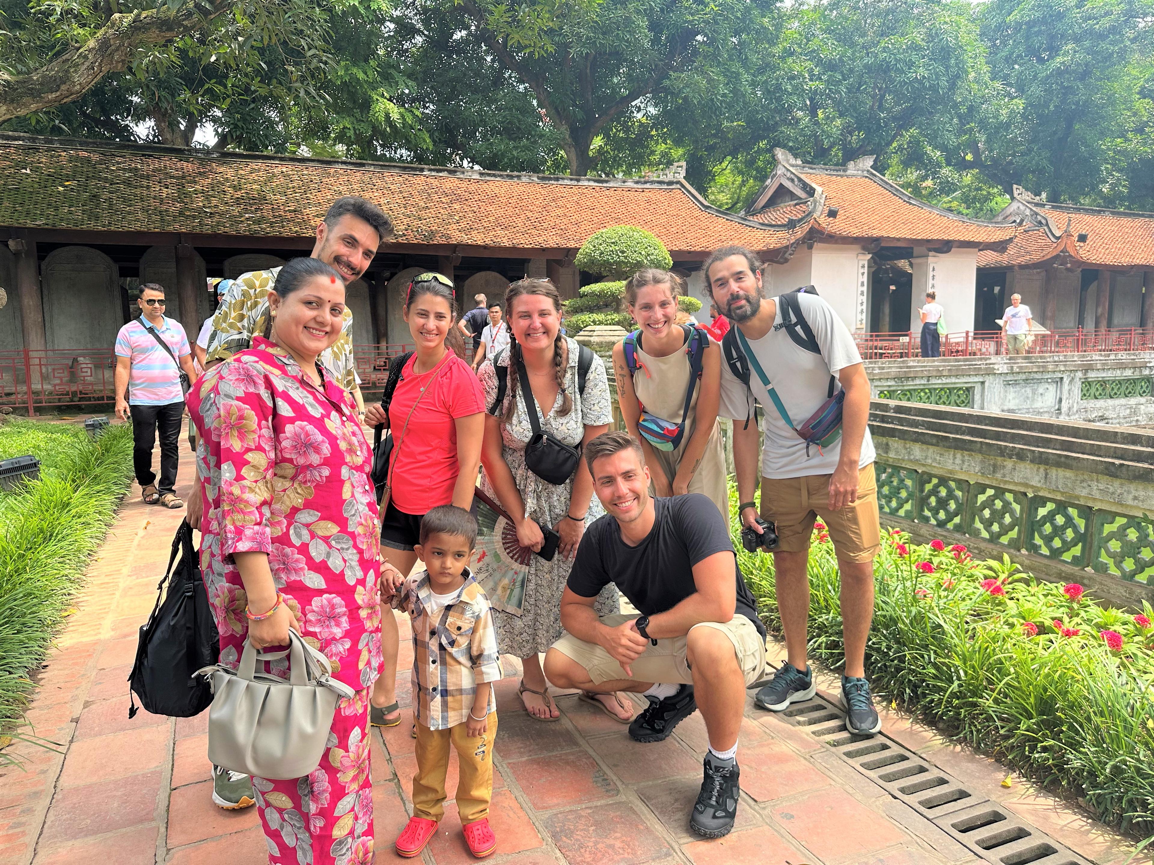 Gruppo di viaggiatori nel cortile di un tempio, ad Hanoi