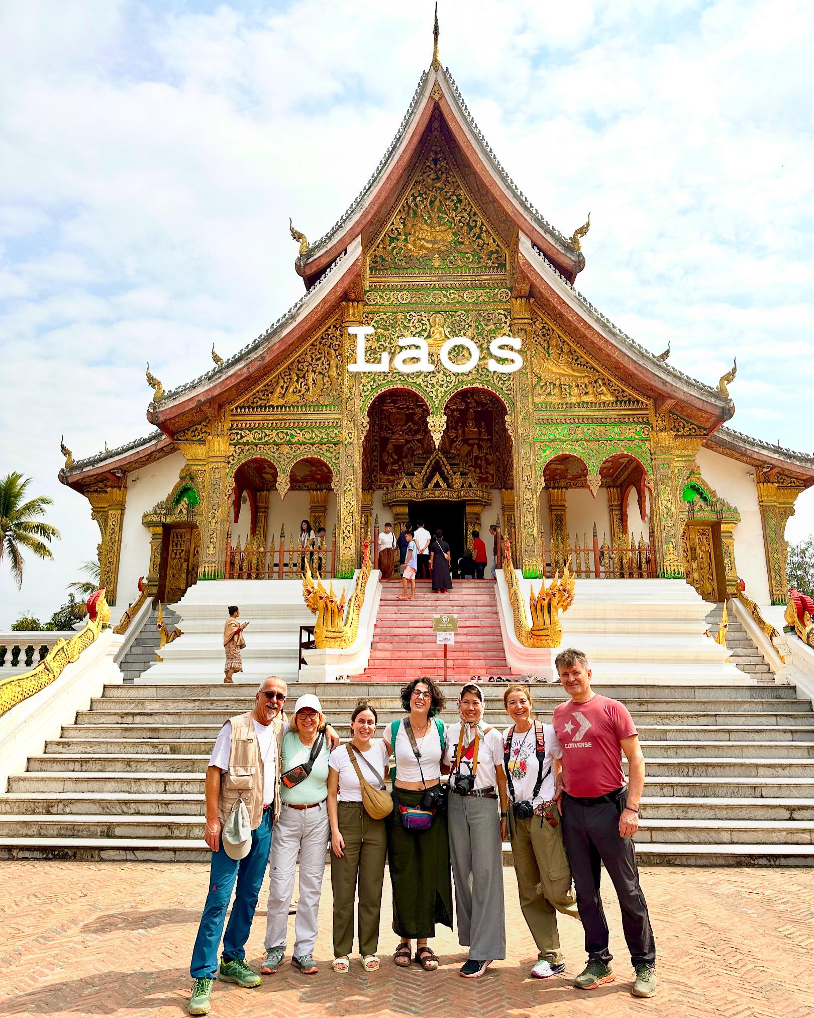 Gruppo in posa davanti a un tempio dorato in Laos
