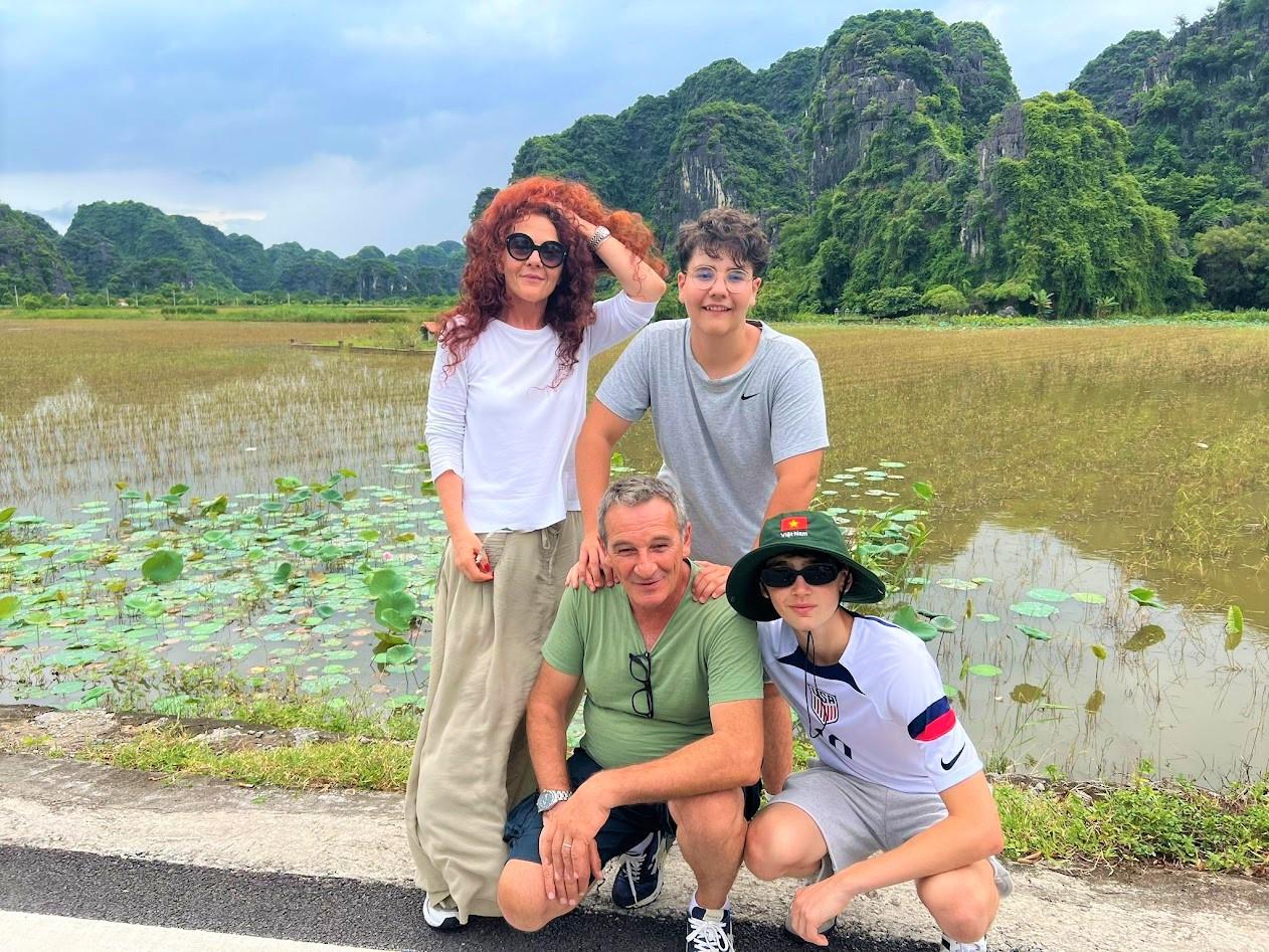 Famiglia davanti alle risaie e ai monti carsici di Ninh Binh
