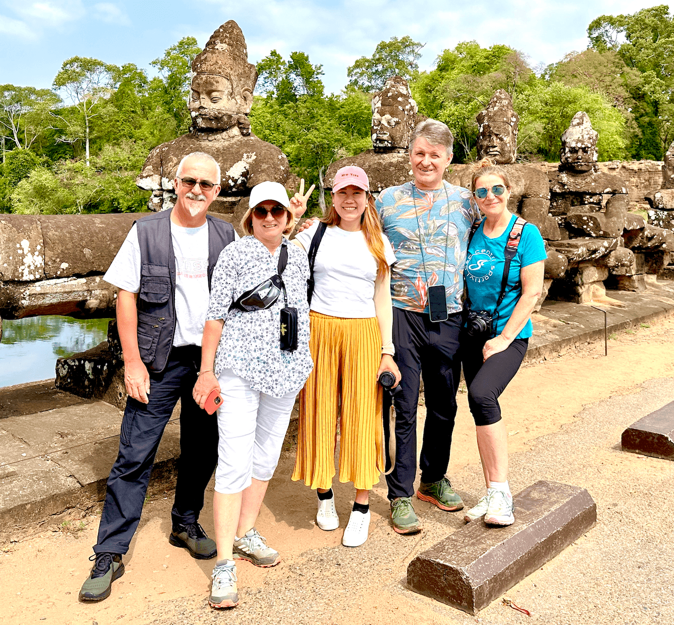 Gruppo sul ponte delle statue di pietra all'ingresso di Angkor Thom, in Cambogia